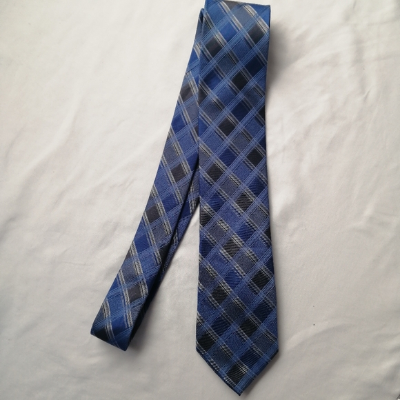 3 Tie Bundle 100% Silk Men's Ties Calvin Klein and Protocol Black, Silver, Blue - Picture 5 of 15